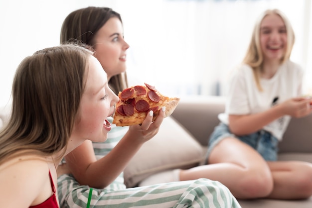 Gruppo di amici che mangiano pizza