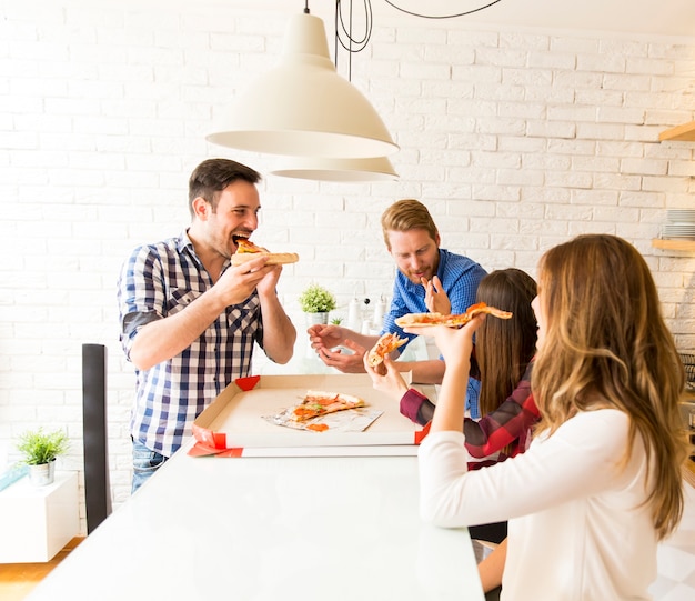 Gruppo di amici che mangiano pizza