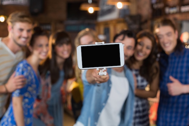 Gruppo di amici che prendono selfie tramite telefono cellulare