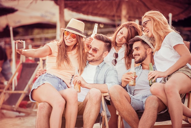 Gruppo di amici che prendono selfie