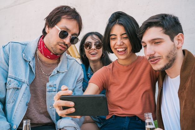 Gruppo di amici che prendono un selfie con il telefono.