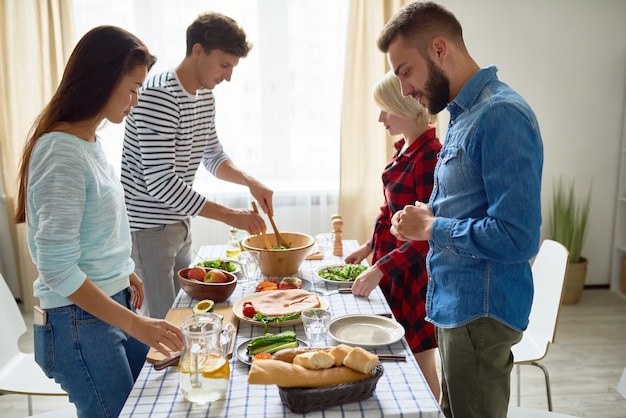 Gruppo di amici che preparano la cena