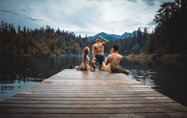 Gruppo di amici che si diverte al lago al mattino