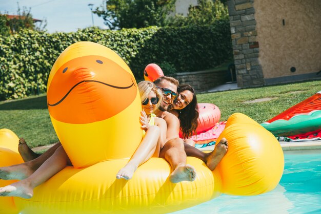 gruppo di amici che si diverte in piscina