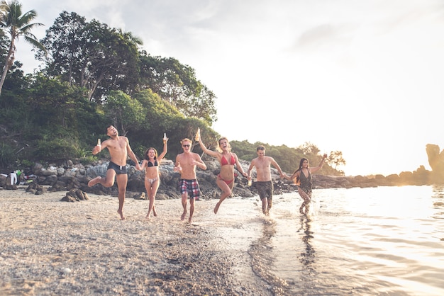 Gruppo di amici che si diverte sulla spiaggia su un'isola solitaria