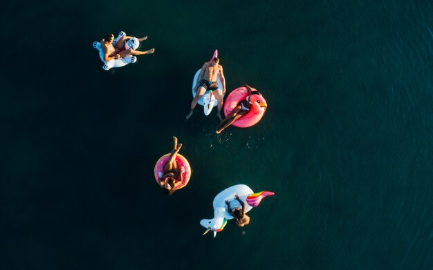 Gruppo di amici che si diverte sulla spiaggia