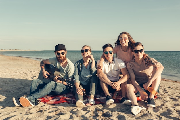 Gruppo di amici che si diverte sulla spiaggia