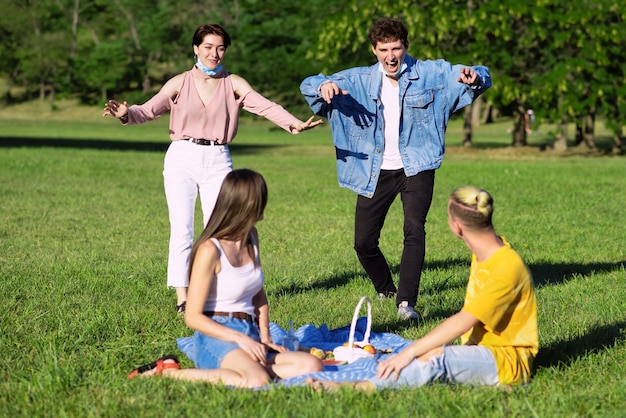 Gruppo di amici che si divertono a un picnic