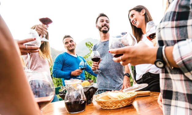 Gruppo di amici che si divertono insieme alla festa in giardino