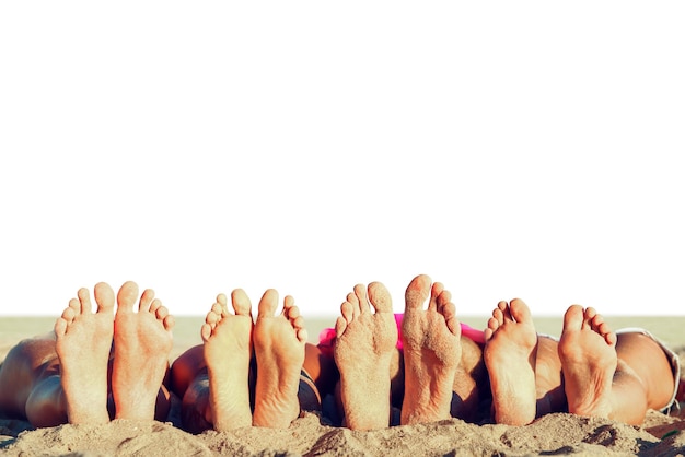 Gruppo di amici che si divertono sulla spiaggia con i loro piedi concetto di estate isolato su bianco ba