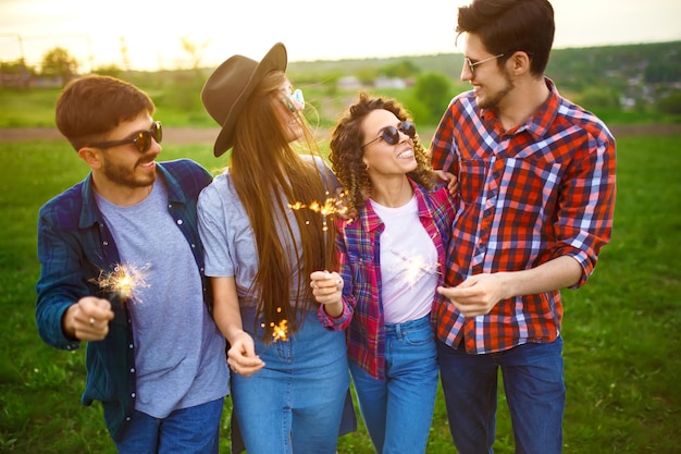 Gruppo di amici che si godono la festa Le persone tengono in mano le stelle filanti di Natale