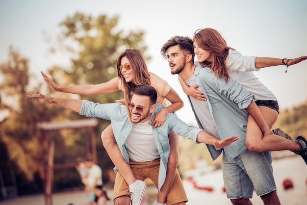 Gruppo di amici che si godono le vacanze al mare