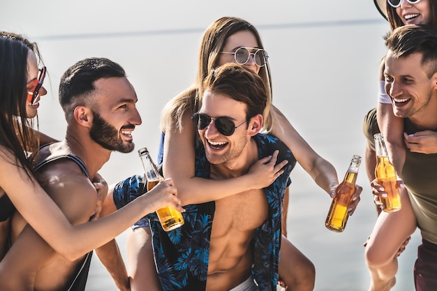 Gruppo di amici che si rilassano sulla spiaggia