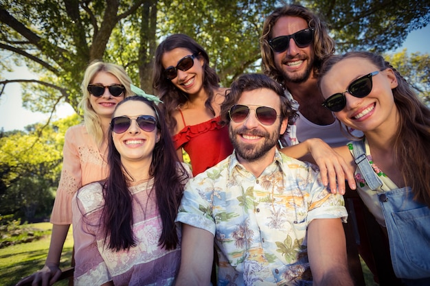 Gruppo di amici che sorridono nel parco