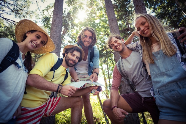 Gruppo di amici che stanno insieme nella foresta