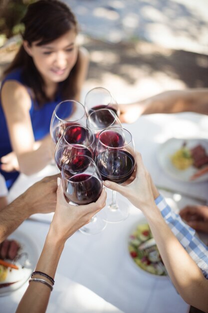 Gruppo di amici che tostano bicchieri di champagne in un ristorante