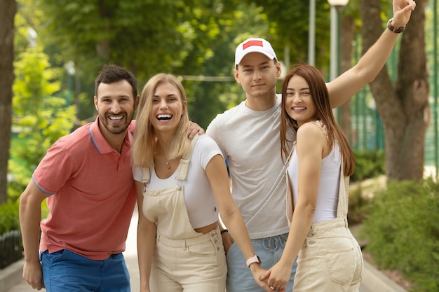 Gruppo di amici che trascorrono del tempo insieme all'aperto