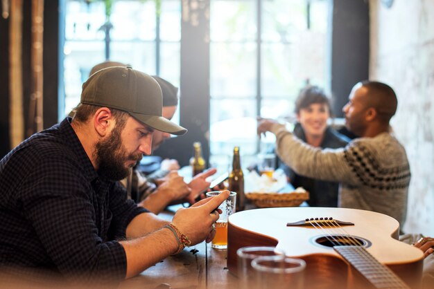 Gruppo di amici che trascorrono del tempo insieme in un pub