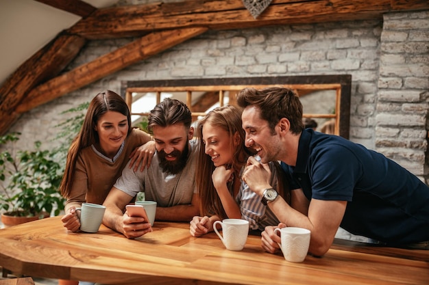 Gruppo di amici che utilizzano la tecnologia a casa