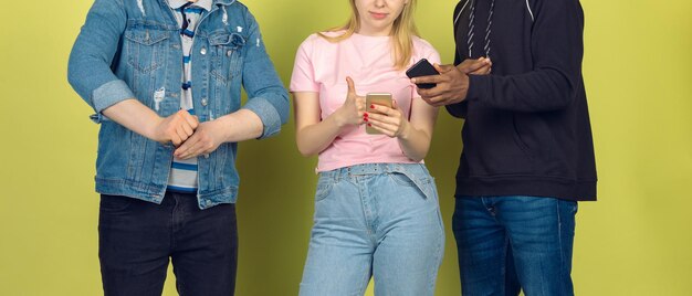 Gruppo di amici che utilizzano smartphone mobili