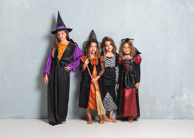 Gruppo di amici con costumi di vampiri e streghe per le vacanze di Halloween