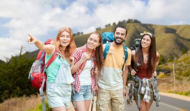 gruppo di amici con zaini sulle colline di Big Sur