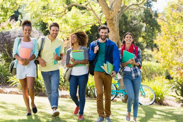 Gruppo di amici del college a piedi