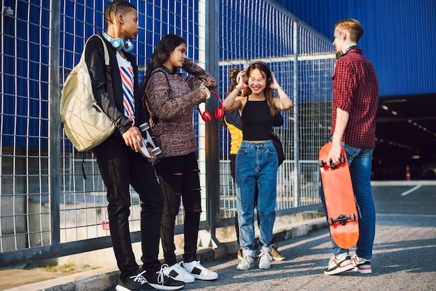 Gruppo di amici della scuola all&#39;aperto stile di vita e il concetto di musica per il tempo libero