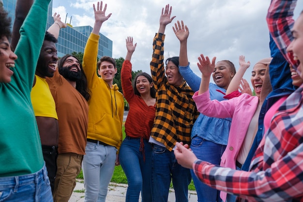 Gruppo di amici di diverse etnie che festeggiano insieme