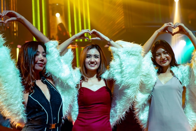 Gruppo di amici di donne divertendosi alla festa in discoteca