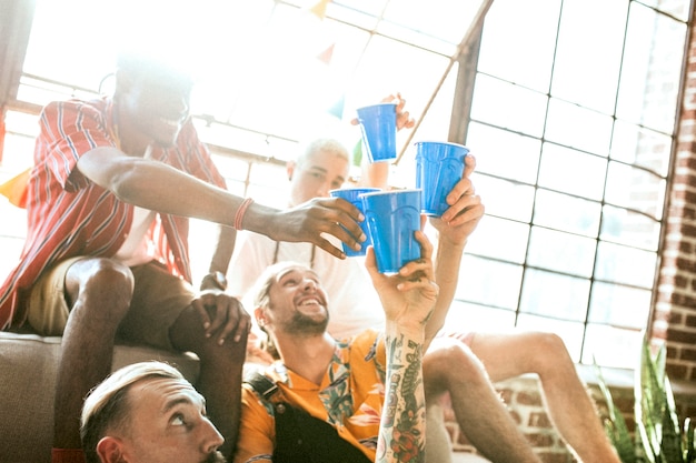 Gruppo di amici diversi che brindano a una festa