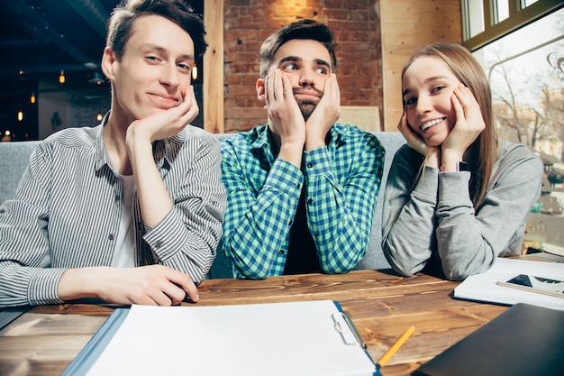 Gruppo di amici divertendosi insieme in un caffè