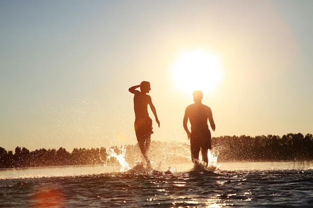 Gruppo di amici divertendosi sulla spiaggia