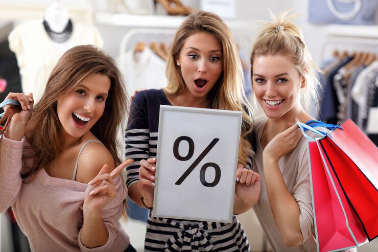 gruppo di amici felici che fanno shopping in negozio