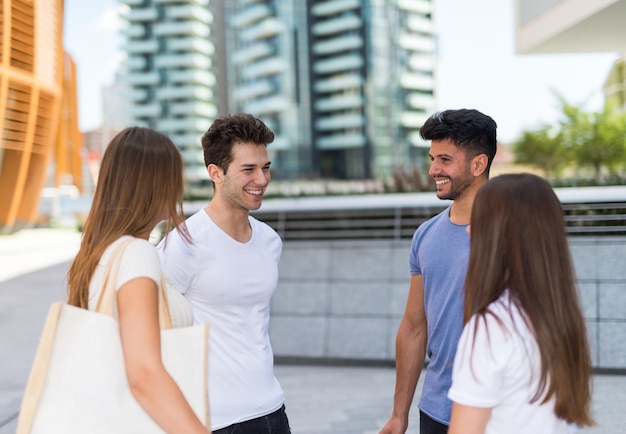 Gruppo di amici felici che parlano in un luogo pubblico