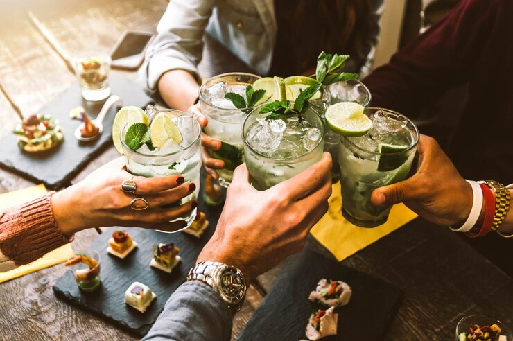 Gruppo di amici felici che tifo beve mojito al ristorante cocktail bar