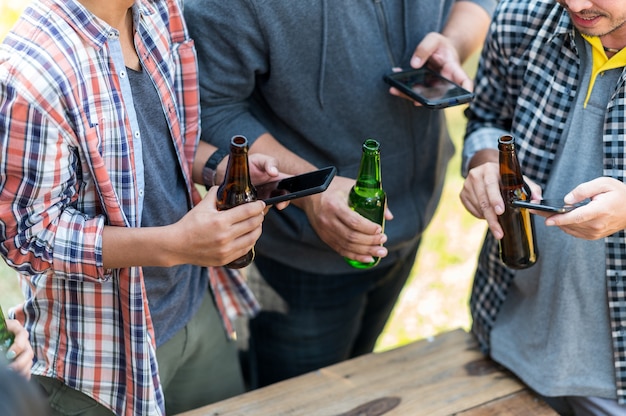 Gruppo di amici felici che vivono uno stile di vita sano e rilassarsi tifando con birra e bevendo birra