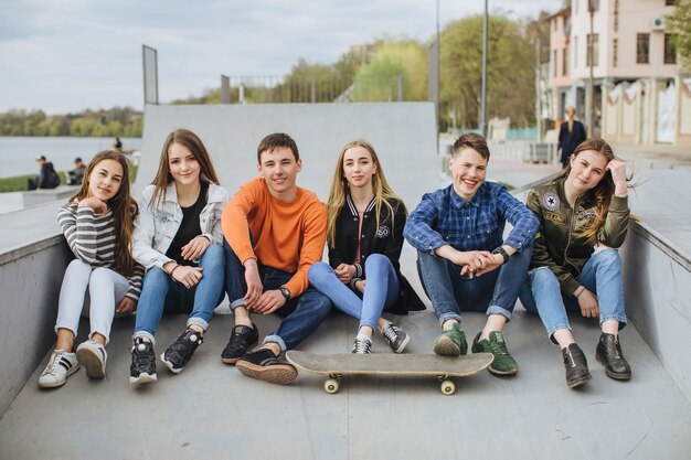 gruppo di amici felici di scattare una foto