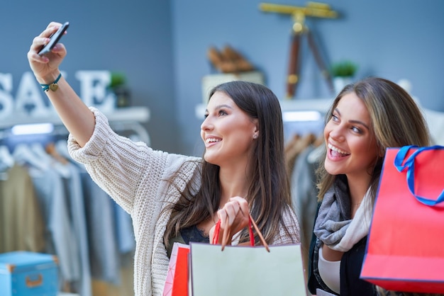 Gruppo di amici felici durante lo shopping. Foto di alta qualità