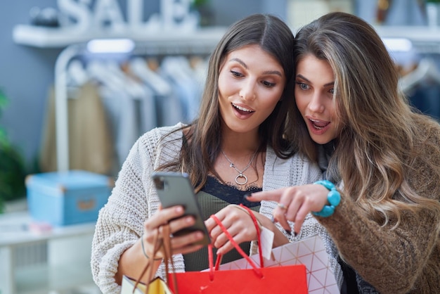 Gruppo di amici felici durante lo shopping. Foto di alta qualità