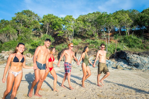 Gruppo di amici felici su un'isola tropicale