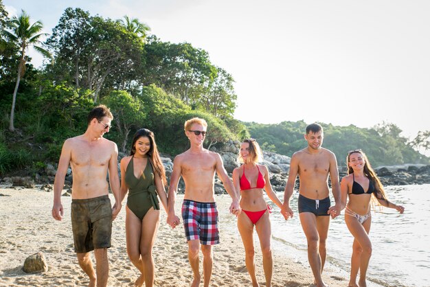 Gruppo di amici felici su un'isola tropicale