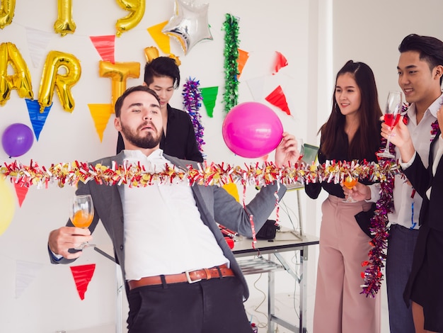 Gruppo di amici godendo la festa a casa, festa dopo il lavoro