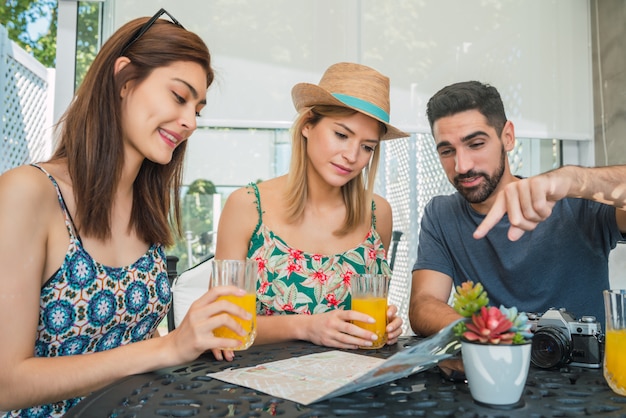 Gruppo di amici guardando un menu