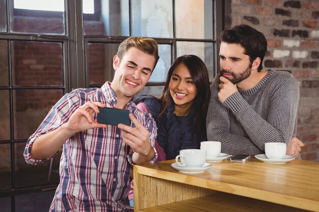 Gruppo di amici guardando uno smartphone