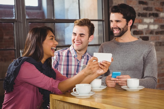 Gruppo di amici guardando uno smartphone