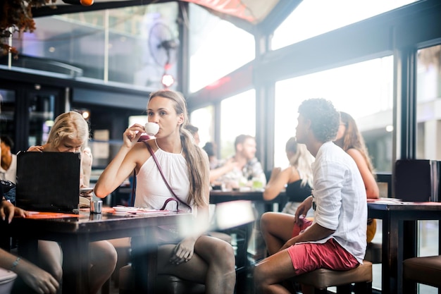 Gruppo di amici in un bar