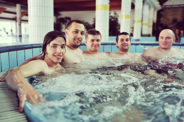 Gruppo di amici in una piscina che si godono le vacanze