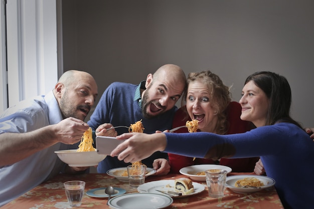 gruppo di amici mangia pasta