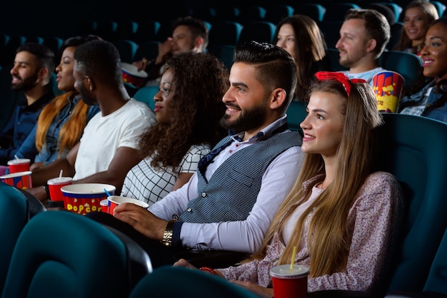 Gruppo di amici multiculturali al cinema